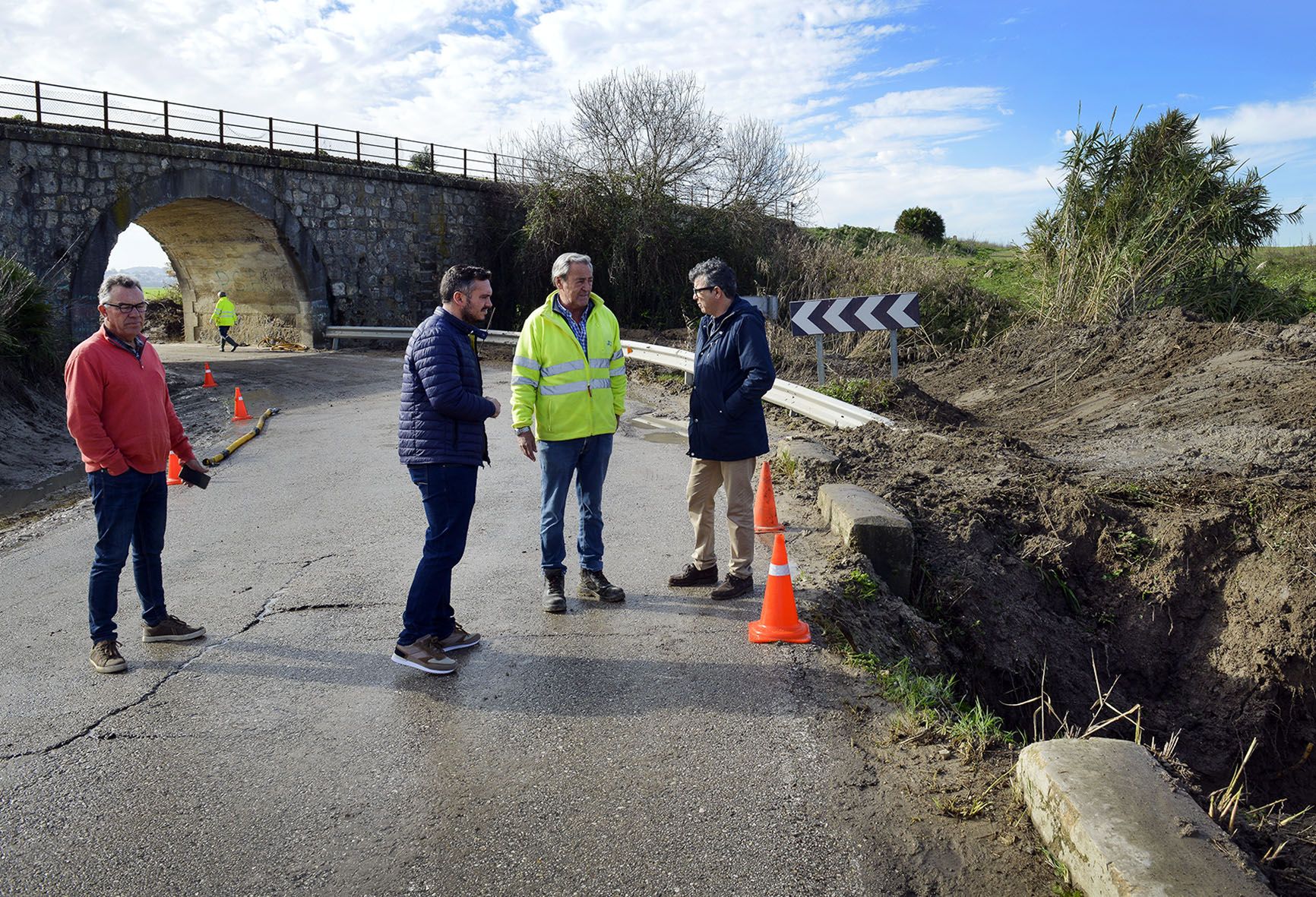 El Ayuntamiento de Jerez exige a la Junta la limpieza de los arroyos de la zona rural. En la imagen, Alba visitando la zona con los responsables de Torremelgarejo y Gibalbin.
