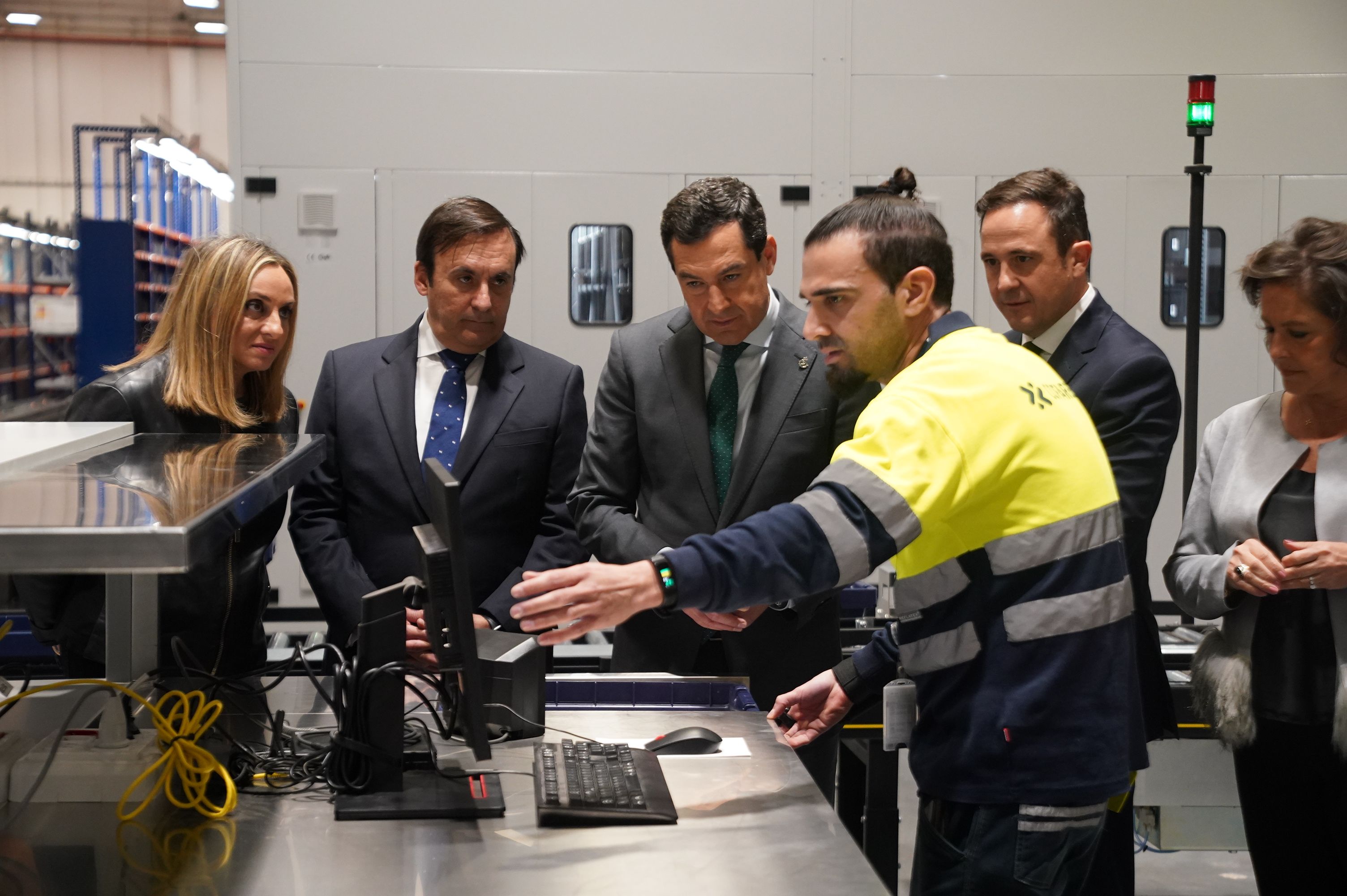 El presidente de la Junta anuncia la ampliación de la cobertura de la vacuna contra el neumococo a la población de entre 60 y 72 años. En la imagen, Moreno durante la inauguración de la planta de Cofares.