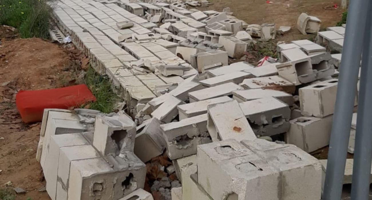 Un mes después del paso de un tornado por Jerez, los escombros siguen en la puerta de un instituto.