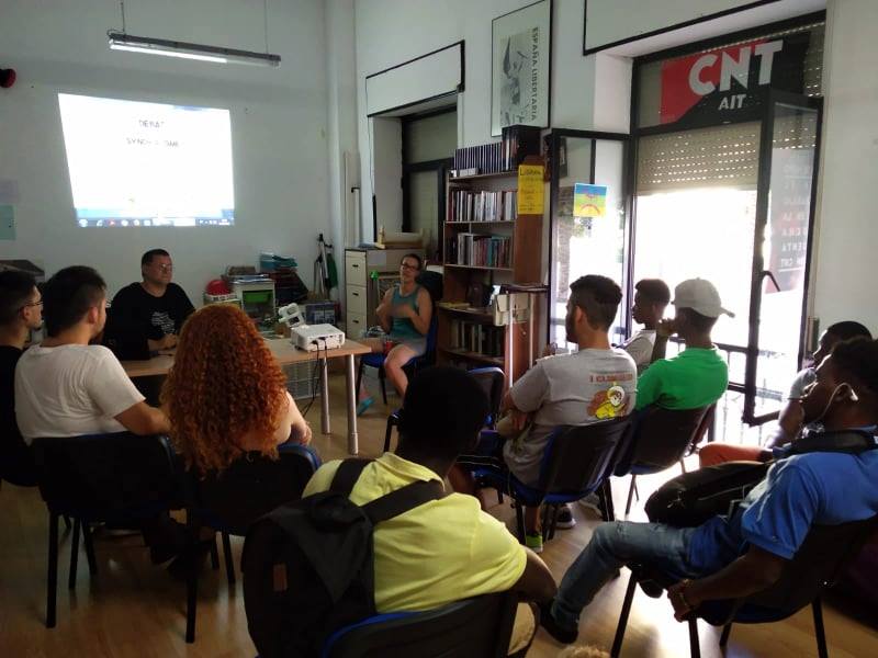 Una de las clases a migrantes impartidas en el local de la CNT.