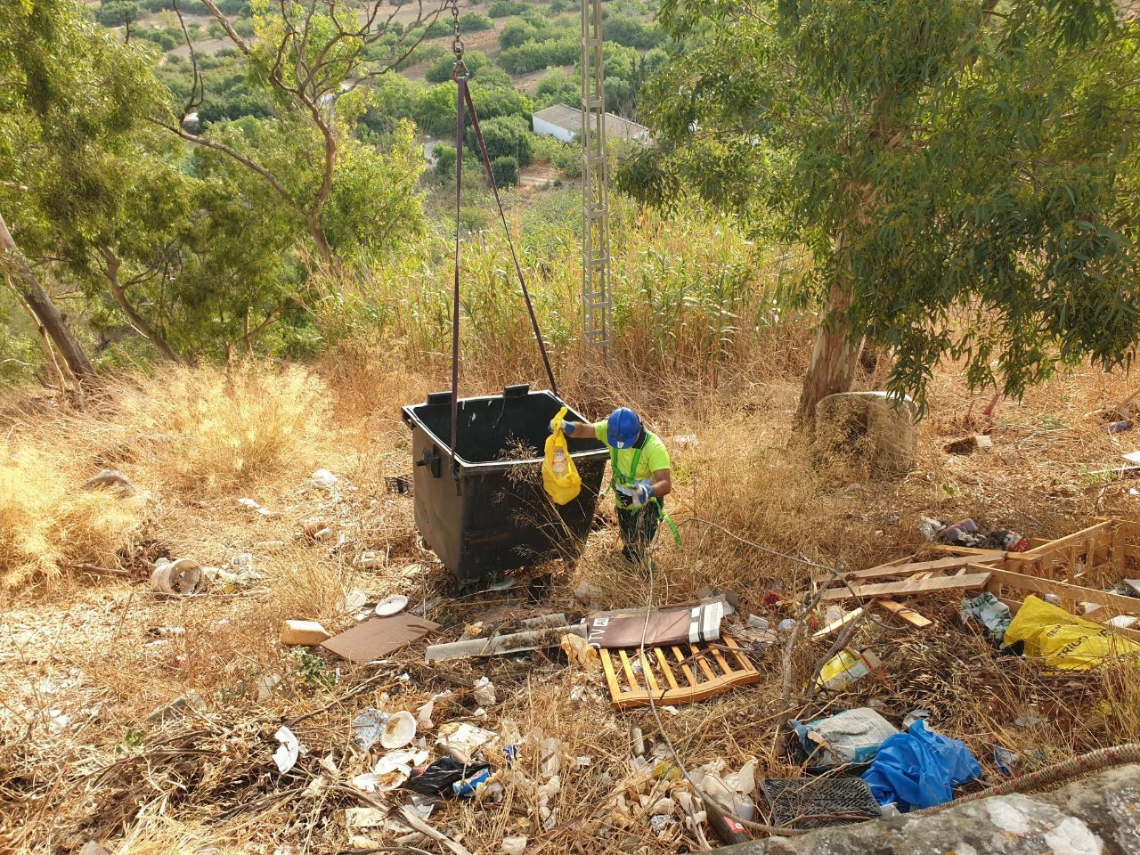 Un operario de Medina Global recoge residuos en Medina, en una imagen de archivo.