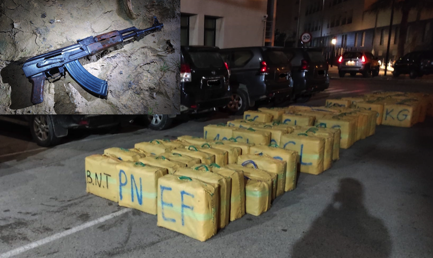 Fardos incautados en Sanlúcar, con el fusil de asalto que tenían los narcos.