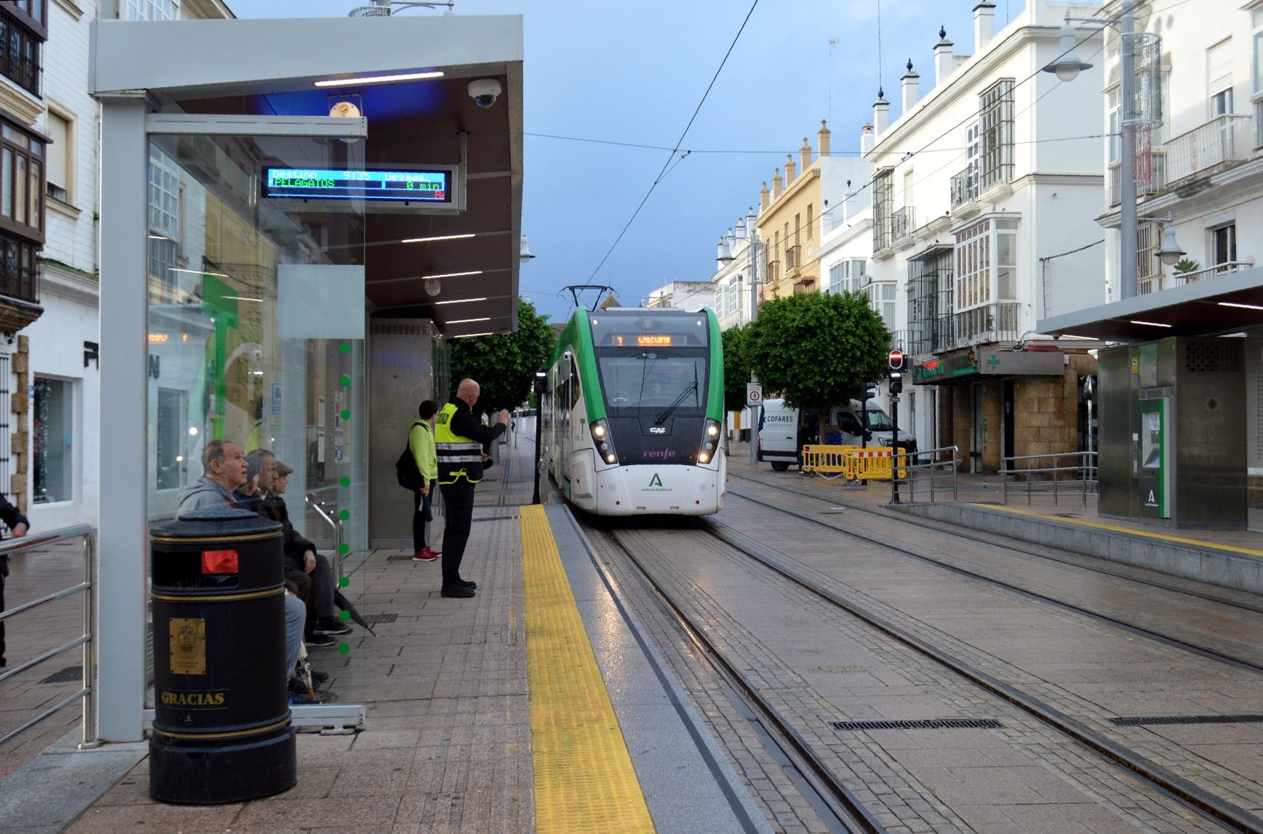 Trambahía pasando por Plaza del Rey, en San Fernando, en días pasados.