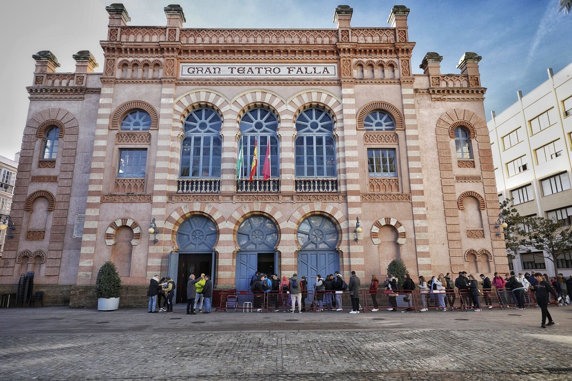 Aficionados esperando para comprar entradas del COAC.