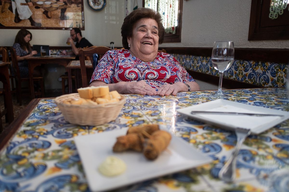Pepa Bernabé ante uno de sus platos, en el interior de su restaurante en Jerez, en días pasados. FOTO: MANU GARCÍA