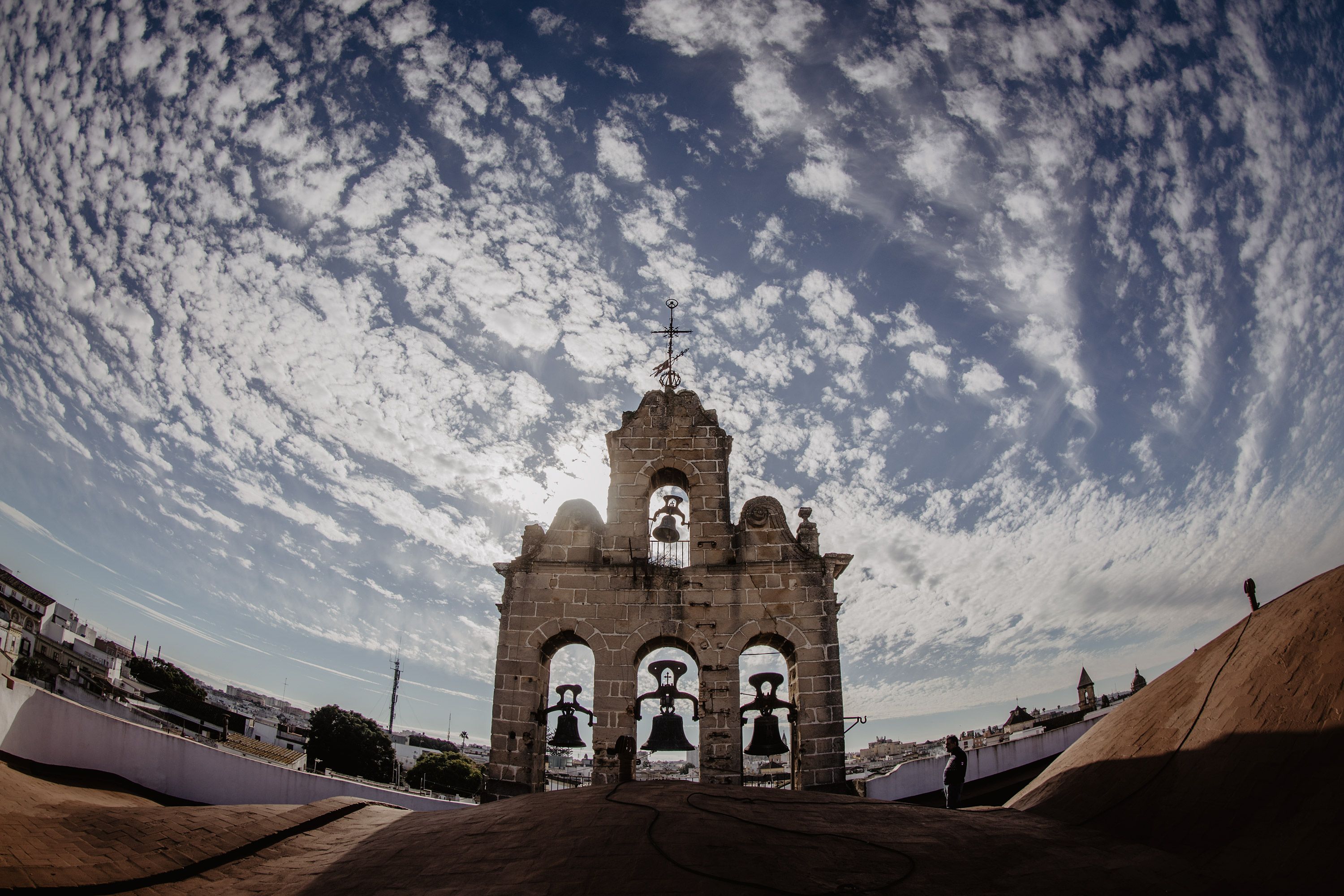 La espadaña de San Marcos y parte de la cubierta del templo.    ESTEBAN