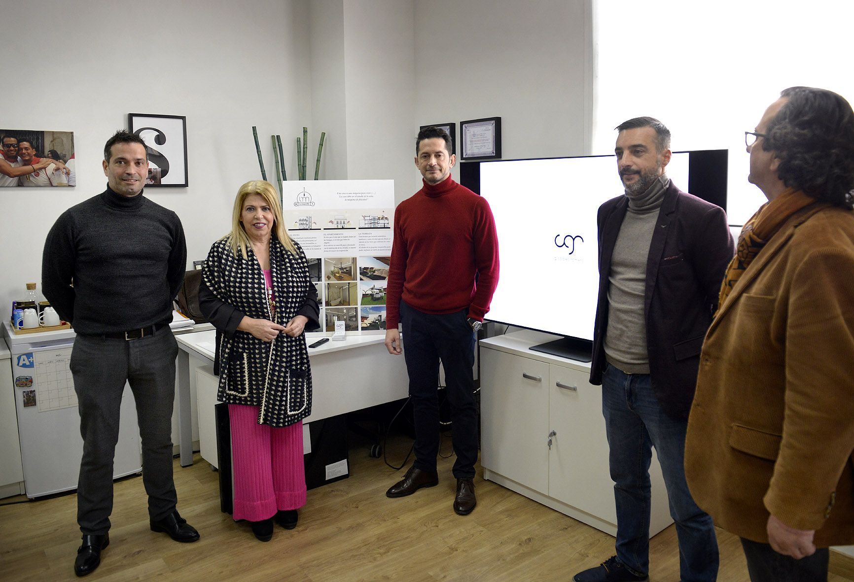 Apartamentos turísticos al ‘vino de Jerez’: se construirán inspirados en el antiguo tren del vino ‘La Maquinilla’. En la imagen, la alcaldesa durante la visita a la empresa promotora. 