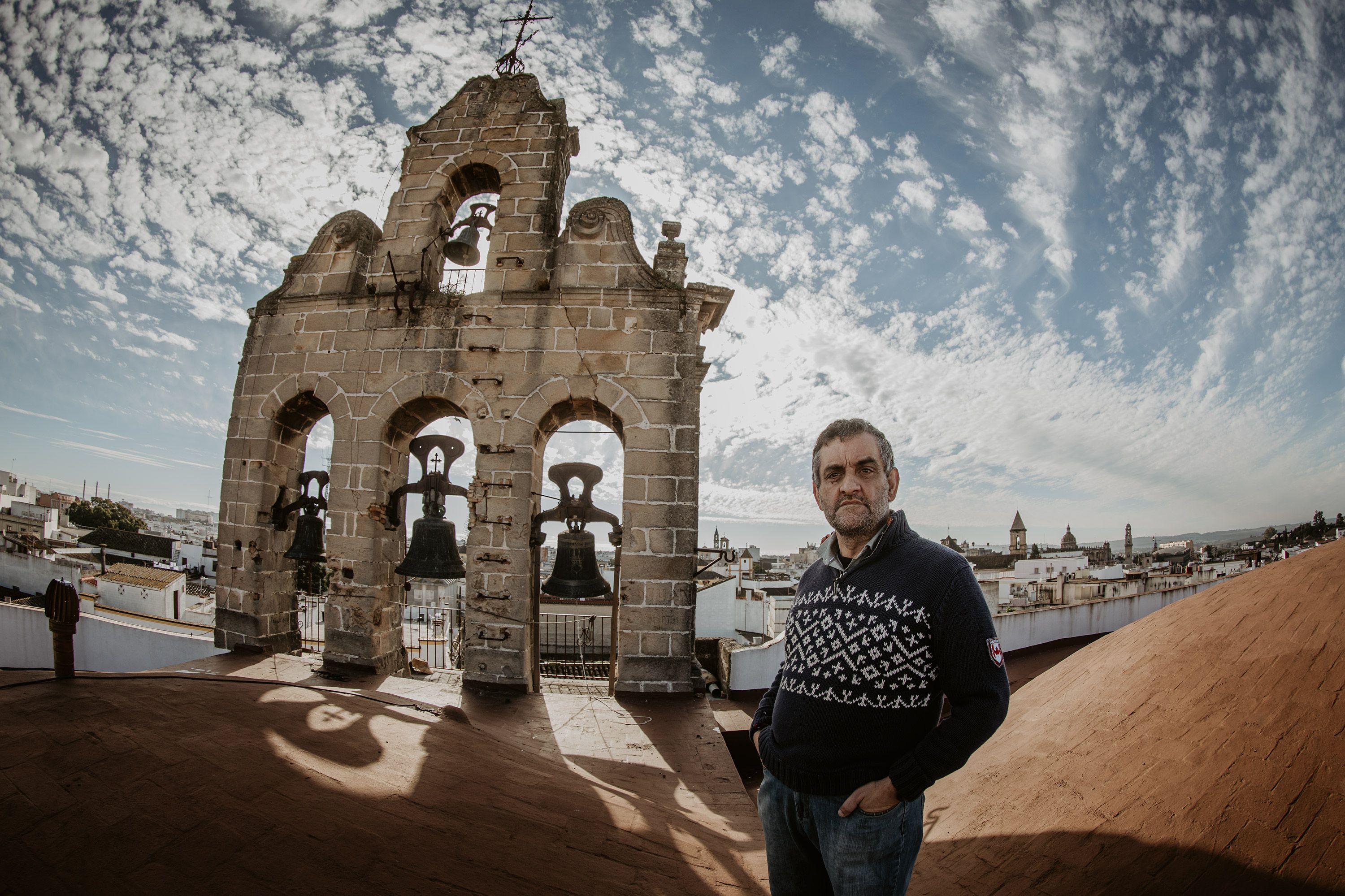Jesús Cano, en las cubiertas De la Iglesia,  junto a la espadaña de San Marcos.