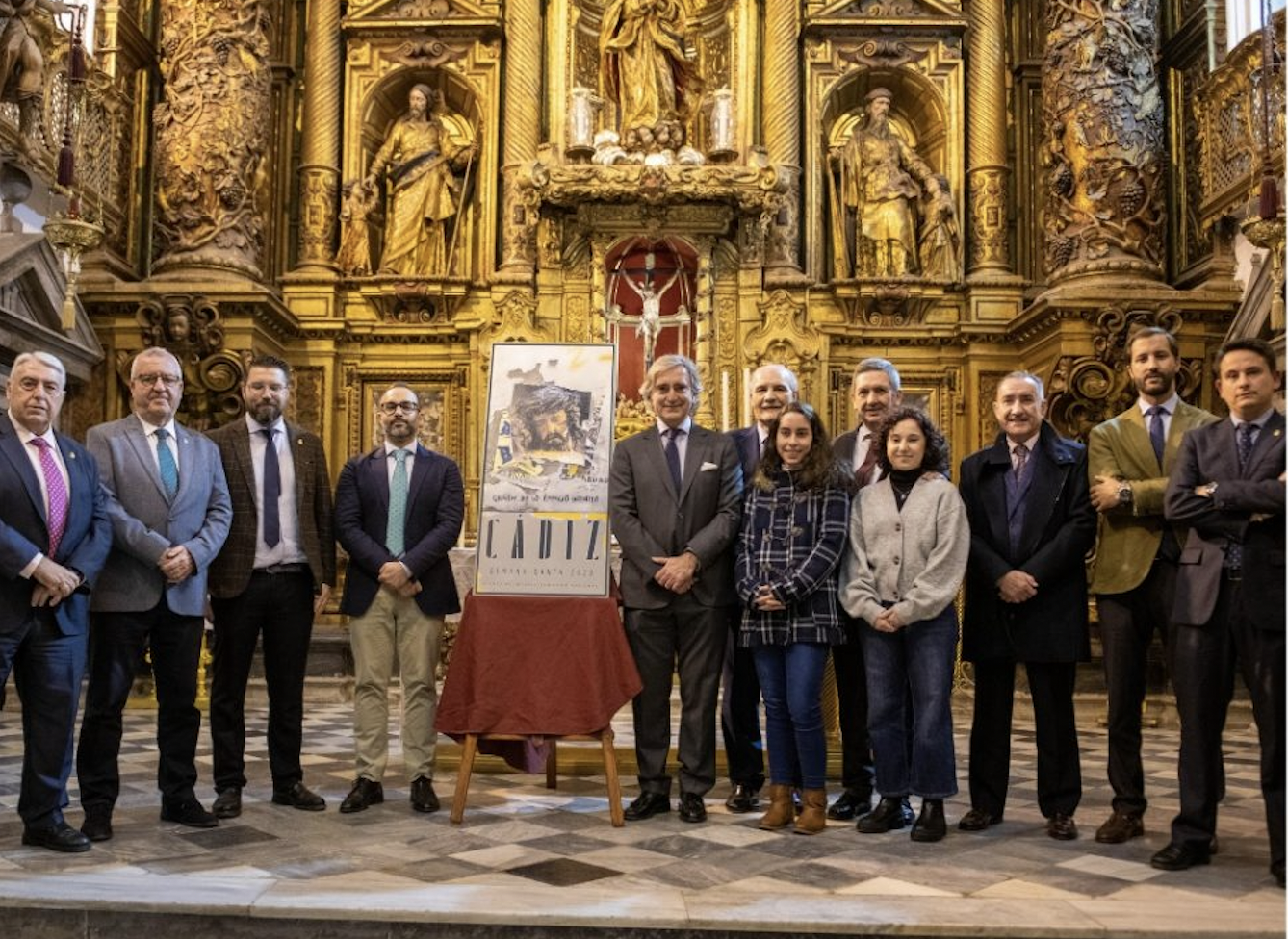 Un trozo de todo Cádiz en su cartel de Semana Santa. En la imagen, las autoridades junto al cartel escoltado por el pregonero y el autor del cartel.