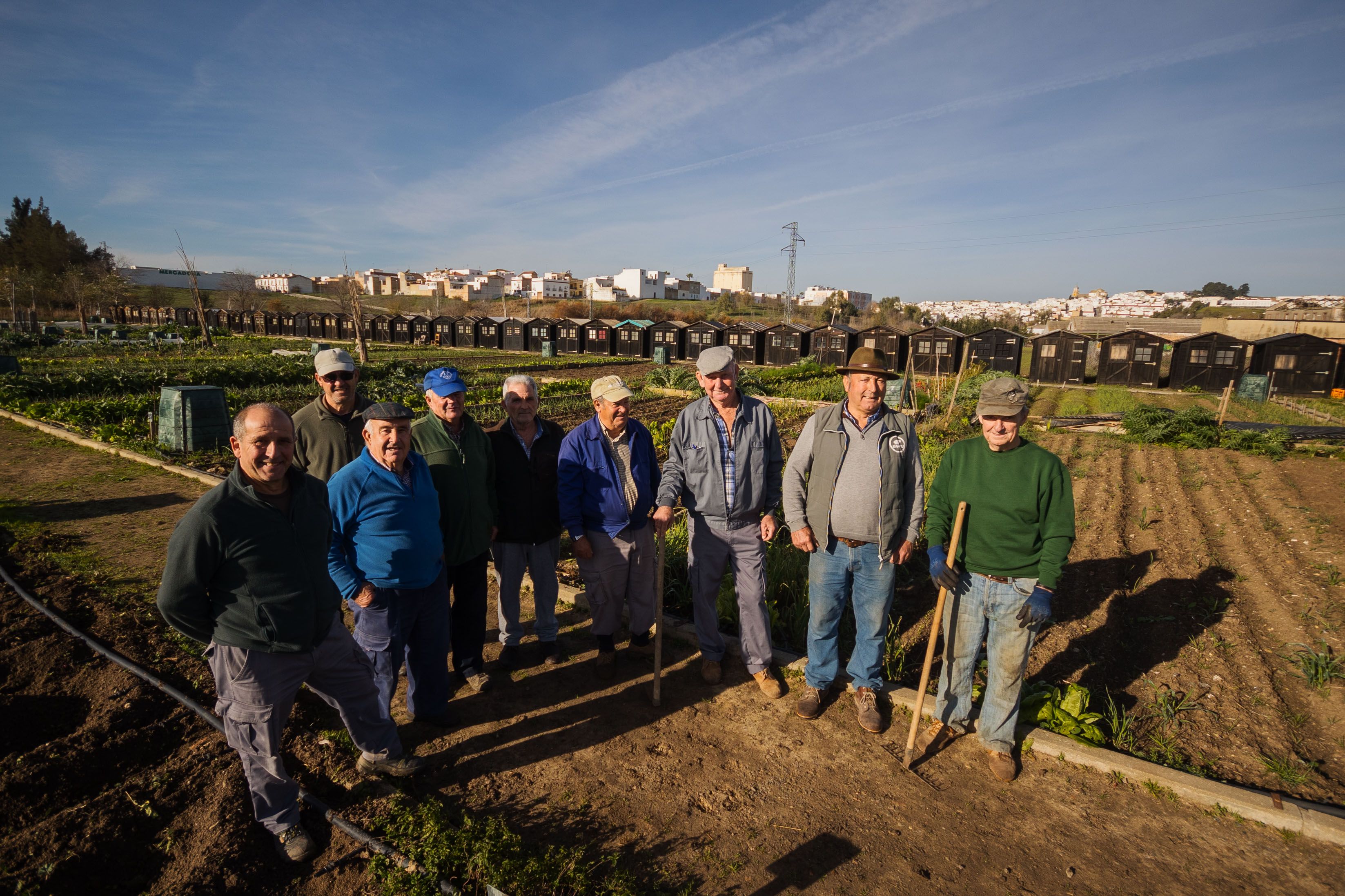 Varios de los hortelanos del Huerto Social de Villamartín.