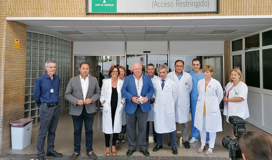 El consejero de Salud y Familias, Jesús Aguirre, en el centro de la imagen, este pasado viernes con profesionales del servicio de Urgencias del Virgen del Rocío de Sevilla.