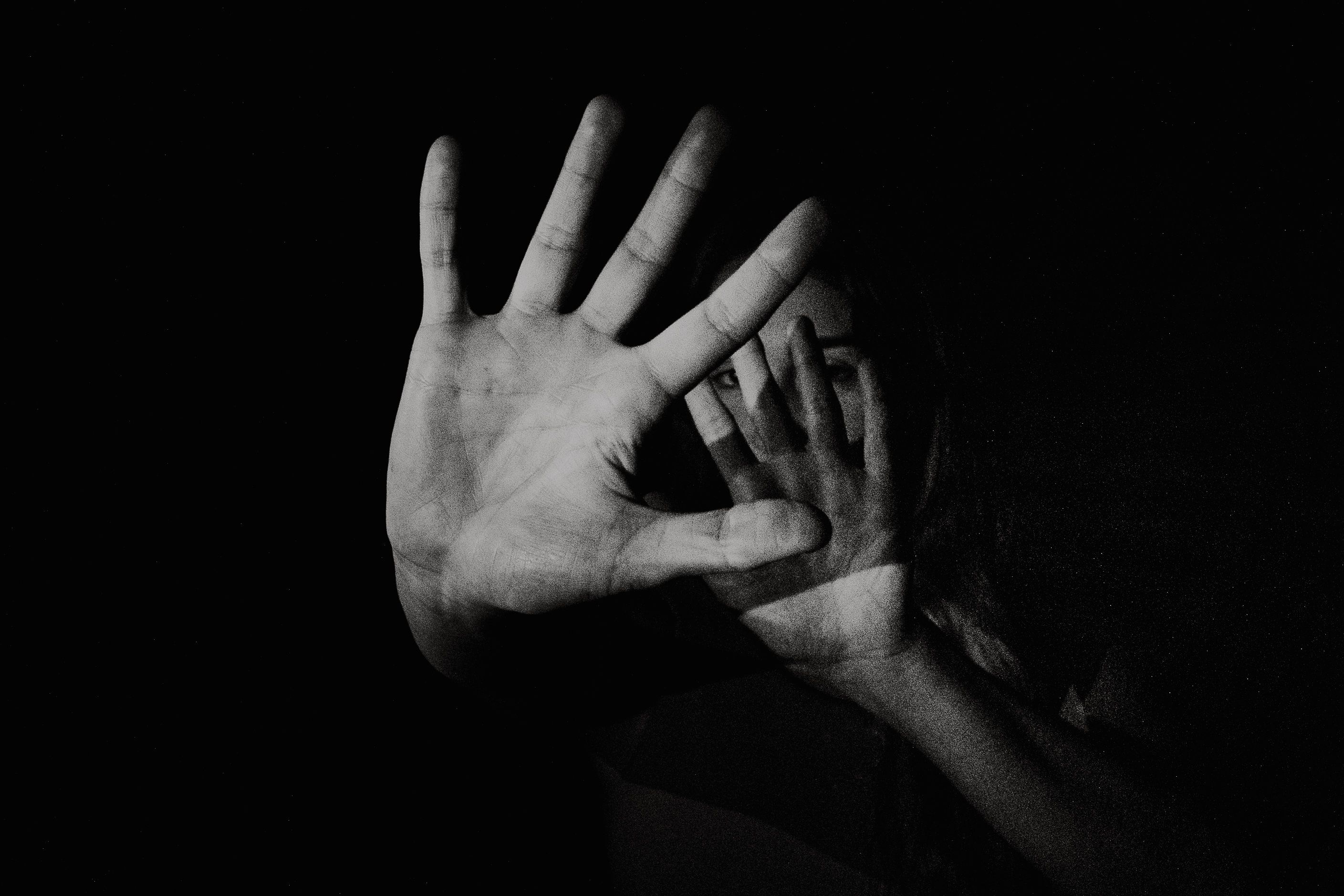 Un niño mata a su padre de un disparo tras ver una escena de violencia machista.