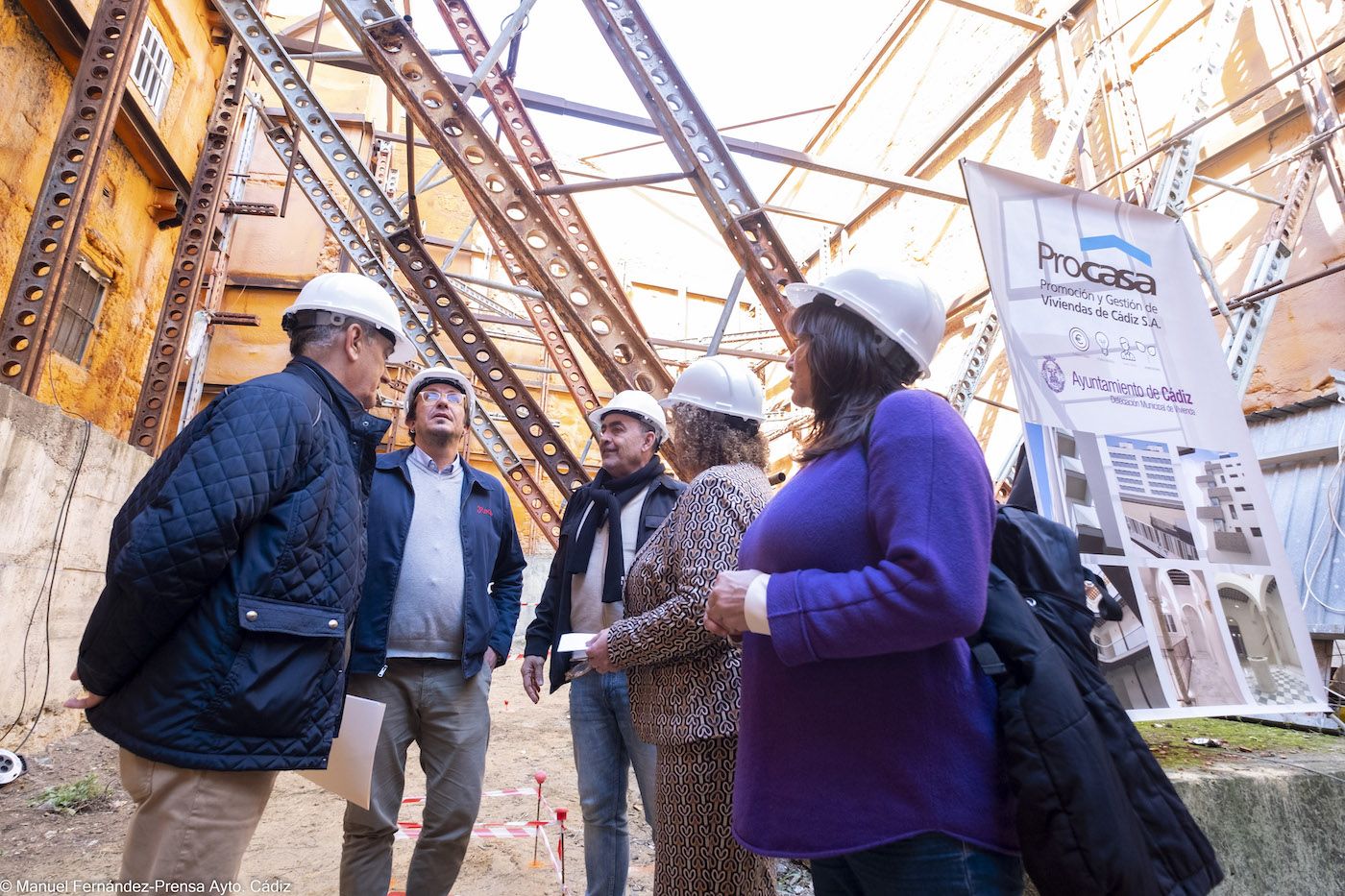 El alcalde de Cádiz, José María González, visitando las viviendas protegidas.