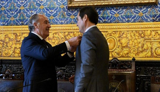 Mientras los jueces se reunían en Cádiz el consejero visitaba Algeciras donde se reunió con el alcalde. 