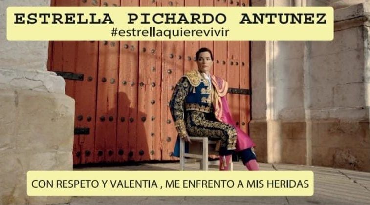 Estrella, vecina de Coria del Río, vestida de torera.