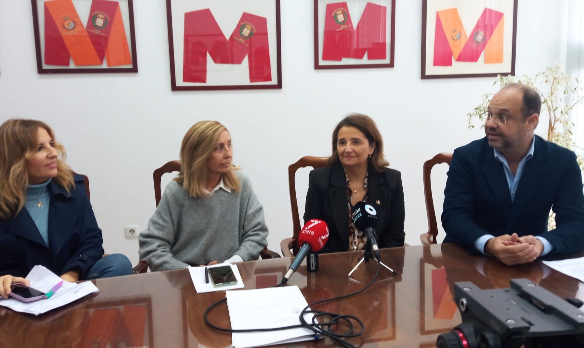 Miembros de la APJ con representantes de Derecho de la UCA en la presentación de 'Campus Media'.