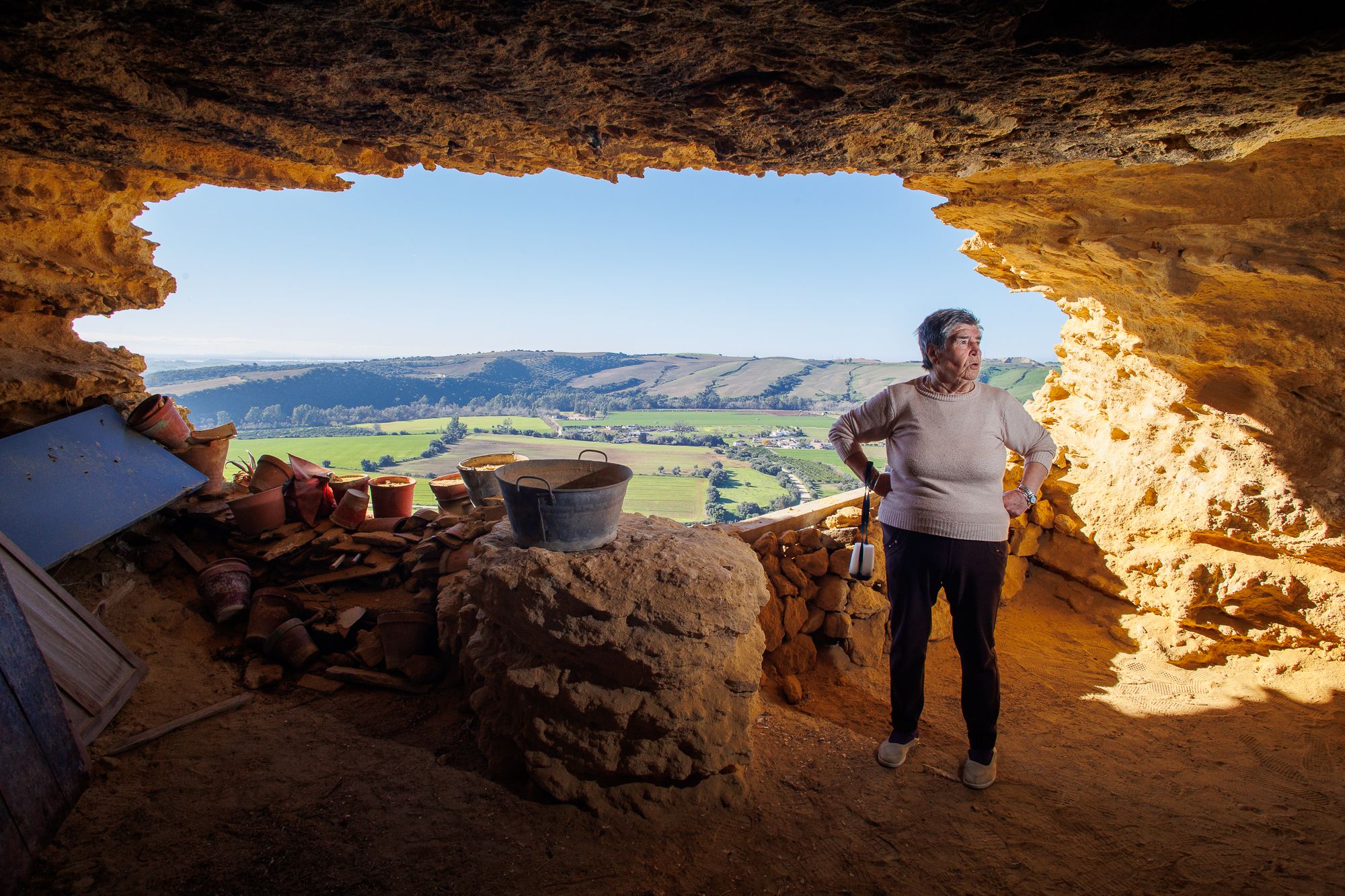 Encarna Gómez, en la cueva que tiene a espaldas de su casa, en Arcos.