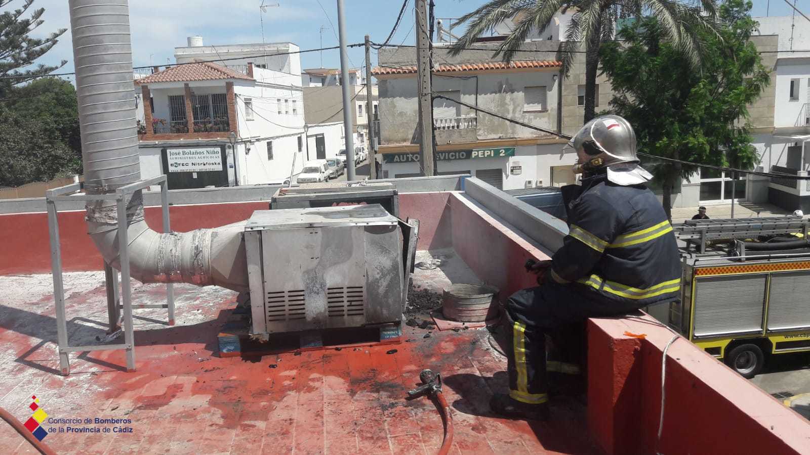 Intervención de los Bomberos en la cubierta del asador de pollos de Chipiona.