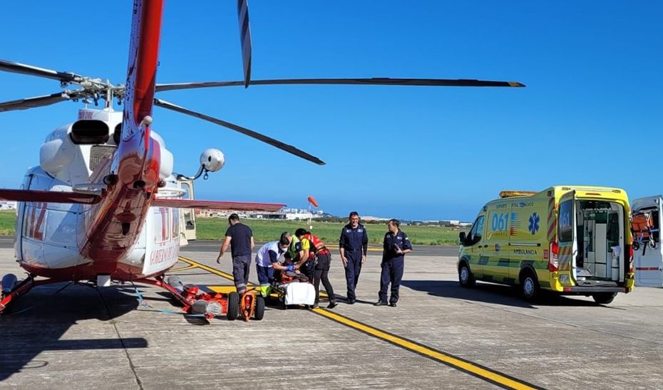 El helicóptero y la ambulancia del 061 tras un rescate, como el de Sierra Nevada.