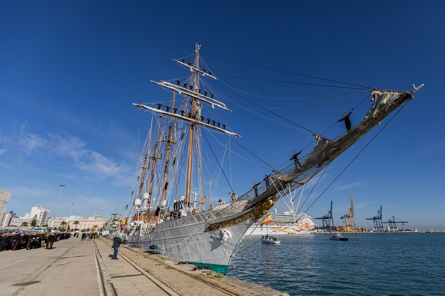 El buque escuela 'Juan Sebastián de Elcano' atracado en el puerto de Cádiz. El buque escuela 'Juan Sebastián de Elcano' atracado en el puerto de Cádiz.