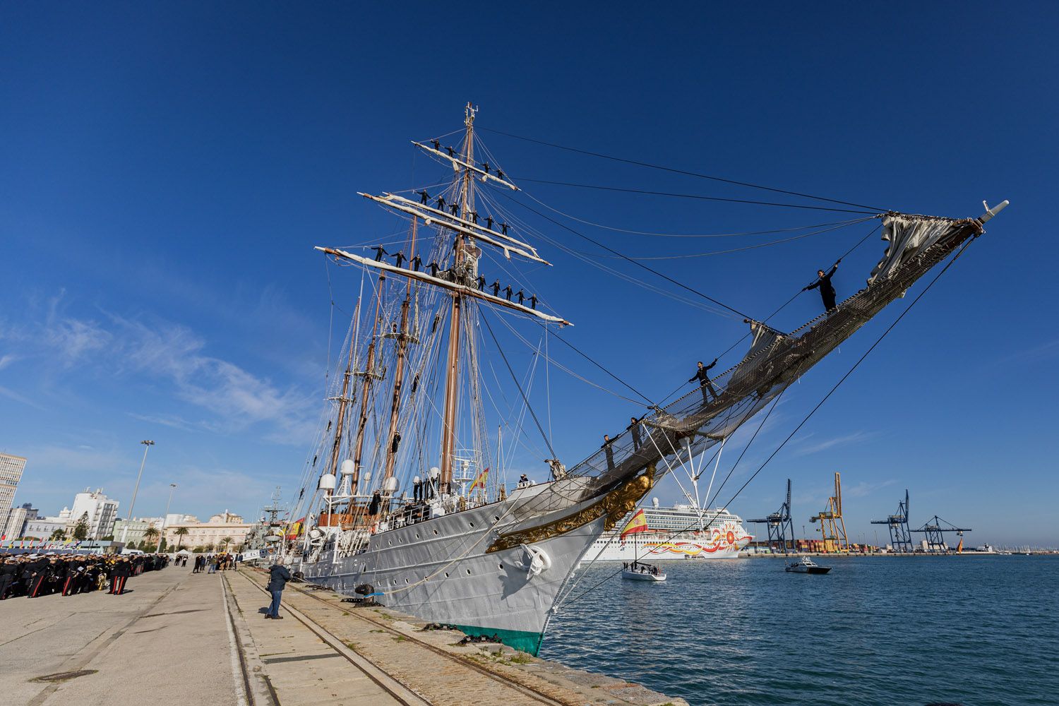 El buque escuela 'Juan Sebastián de Elcano' atracado en el puerto de Cádiz.