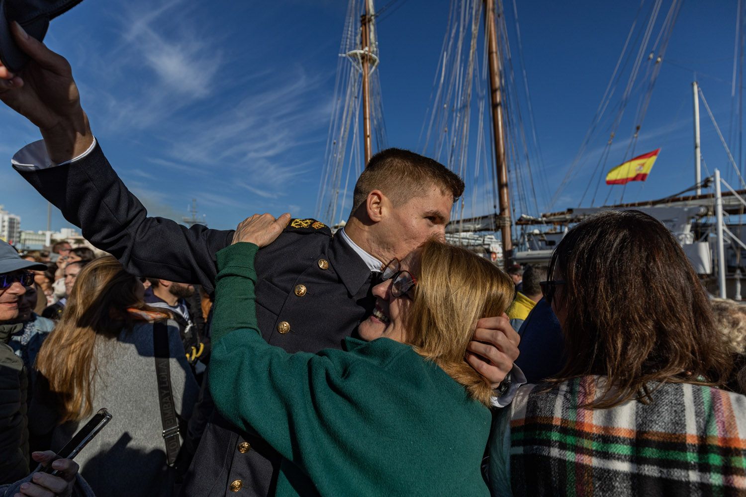 Una madre, despidiéndose de su hijo poco antes de embarcarse en el buque Elcano. Una madre, despidiéndose de su hijo poco antes de embarcarse en el buque Elcano.