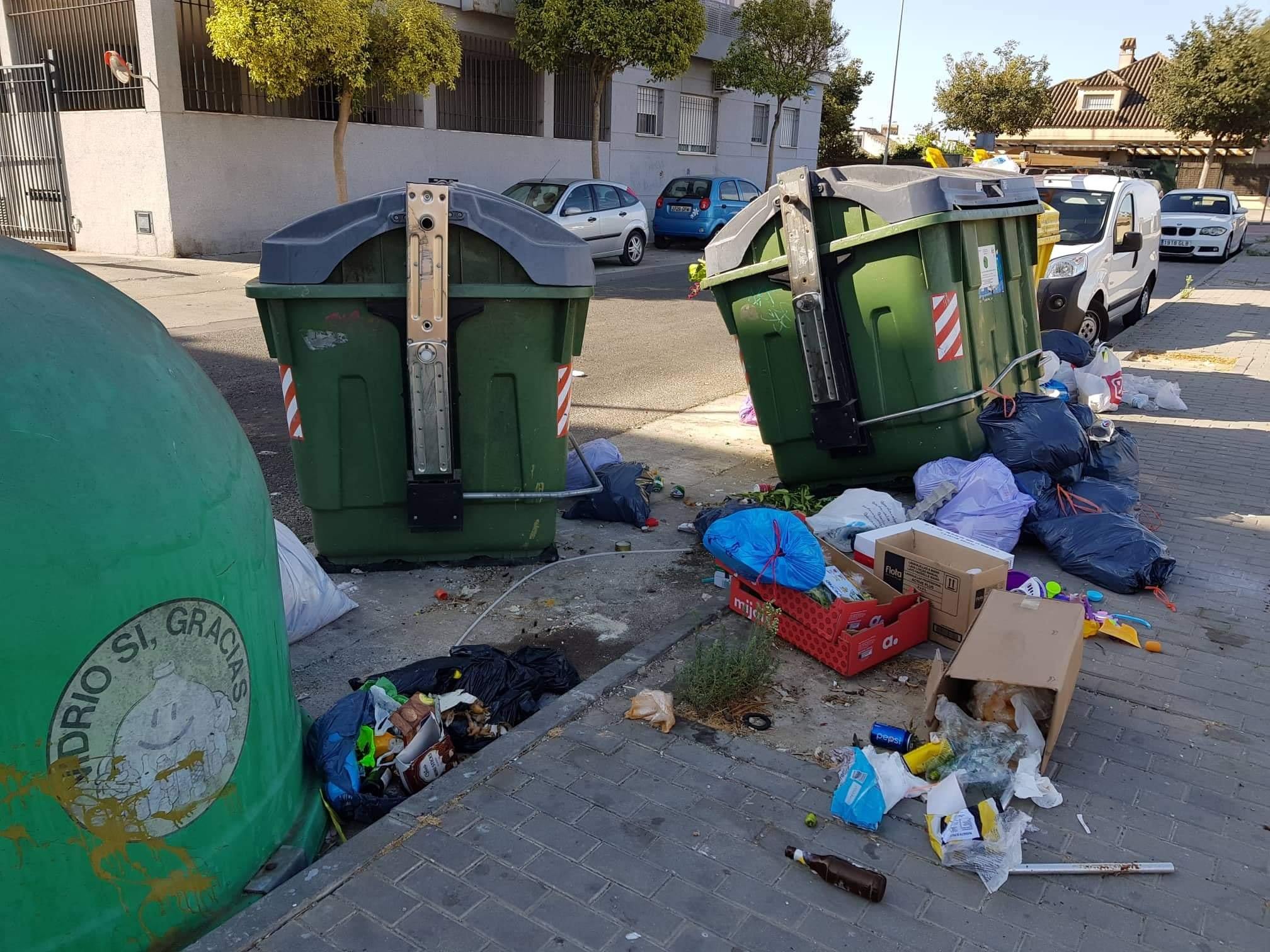 Basura acumulada en la zona Sur de la ciudad, en una imagen de un grupo local de Facebook, Foto Denuncia Jerez.