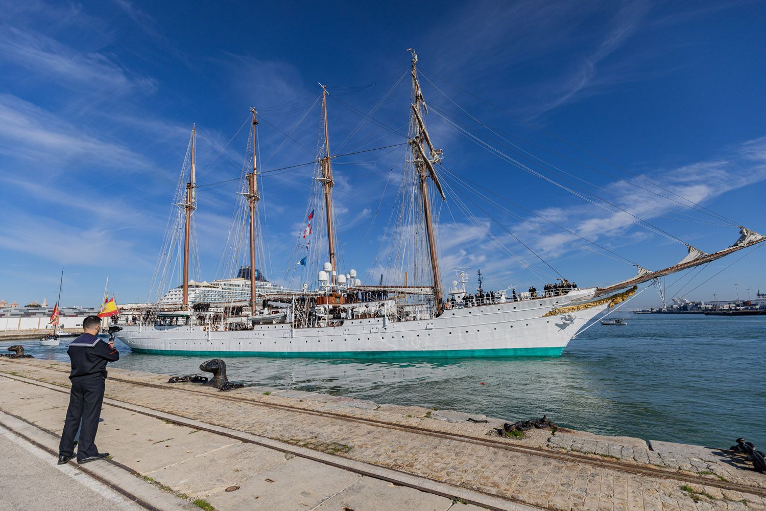 El buque escuela 'Juan Sebastián de Elcano' partiendo del puerto de Cádiz en una imagen de archivo. El buque escuela 'Juan Sebastián de Elcano' partiendo del puerto de Cádiz en una imagen de archivo.