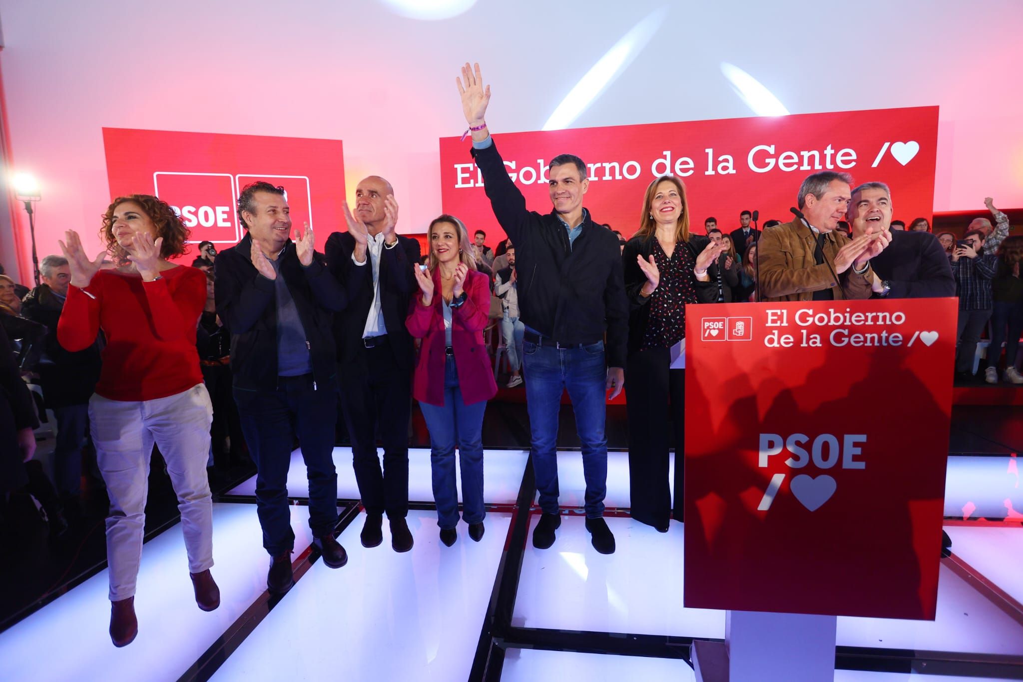 Pedro Sánchez y distintos cargos socialistas en Sevilla.