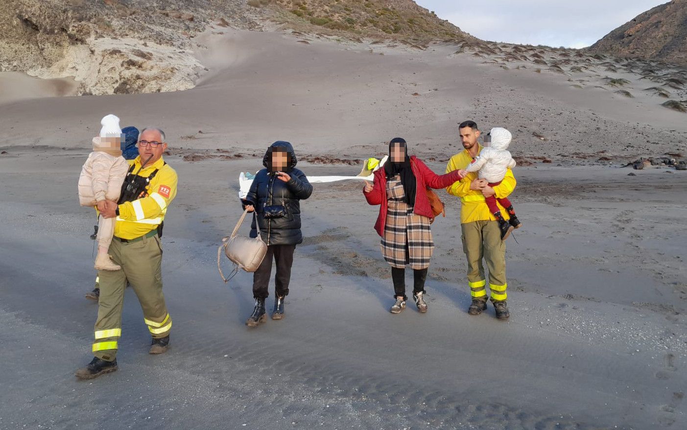 Miembros del Infoca con los migrantes.