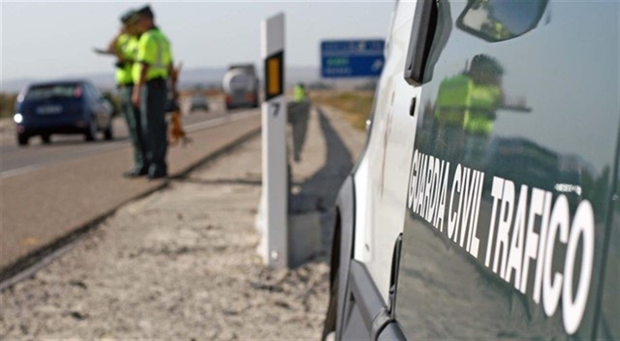 Agentes de Guardia Civil de Tráfico, en una imagen de archivo. Cinco personas han sufrido heridas tras un accidente en Médina Sidonia.