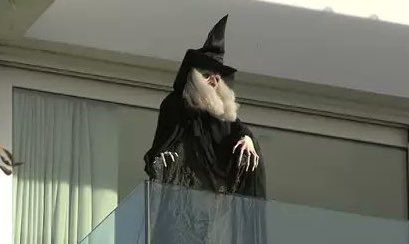 La bruja colocada por Shakira hacia la casa de sus suegros.