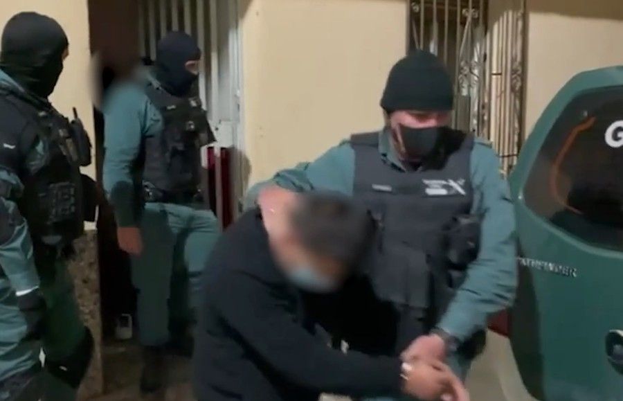 La Guardia Civil, con uno de los detenidos por extorsionar a migrantes.
