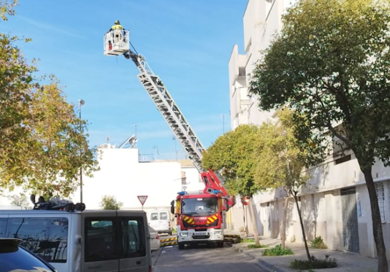 Bomberos rescatando a vecinos tras un iincendio en Torreblanca.