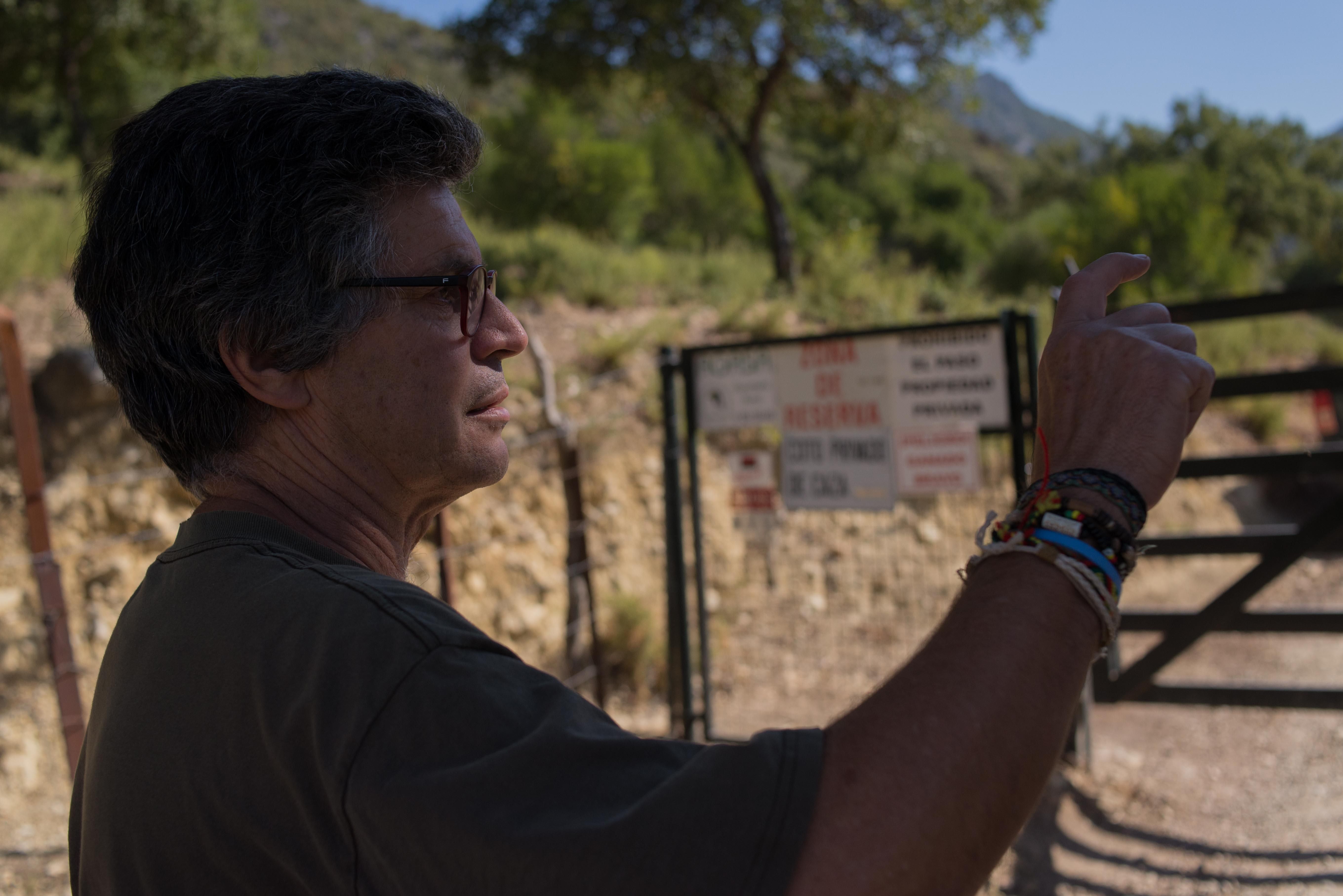 Juan Clavero, en la entrada de una de las fincas por donde pasa un camino público, en El Bosque, en una imagen de archivo. El juicio por el complot con cocaína en el que se vio envuelto, cada vez más cerca. Juan Clavero, en la entrada de una de las fincas por donde pasa un camino público, en El Bosque, en una imagen de archivo. El juicio por el complot con cocaína en el que se vio envuelto, cada vez más cerca.