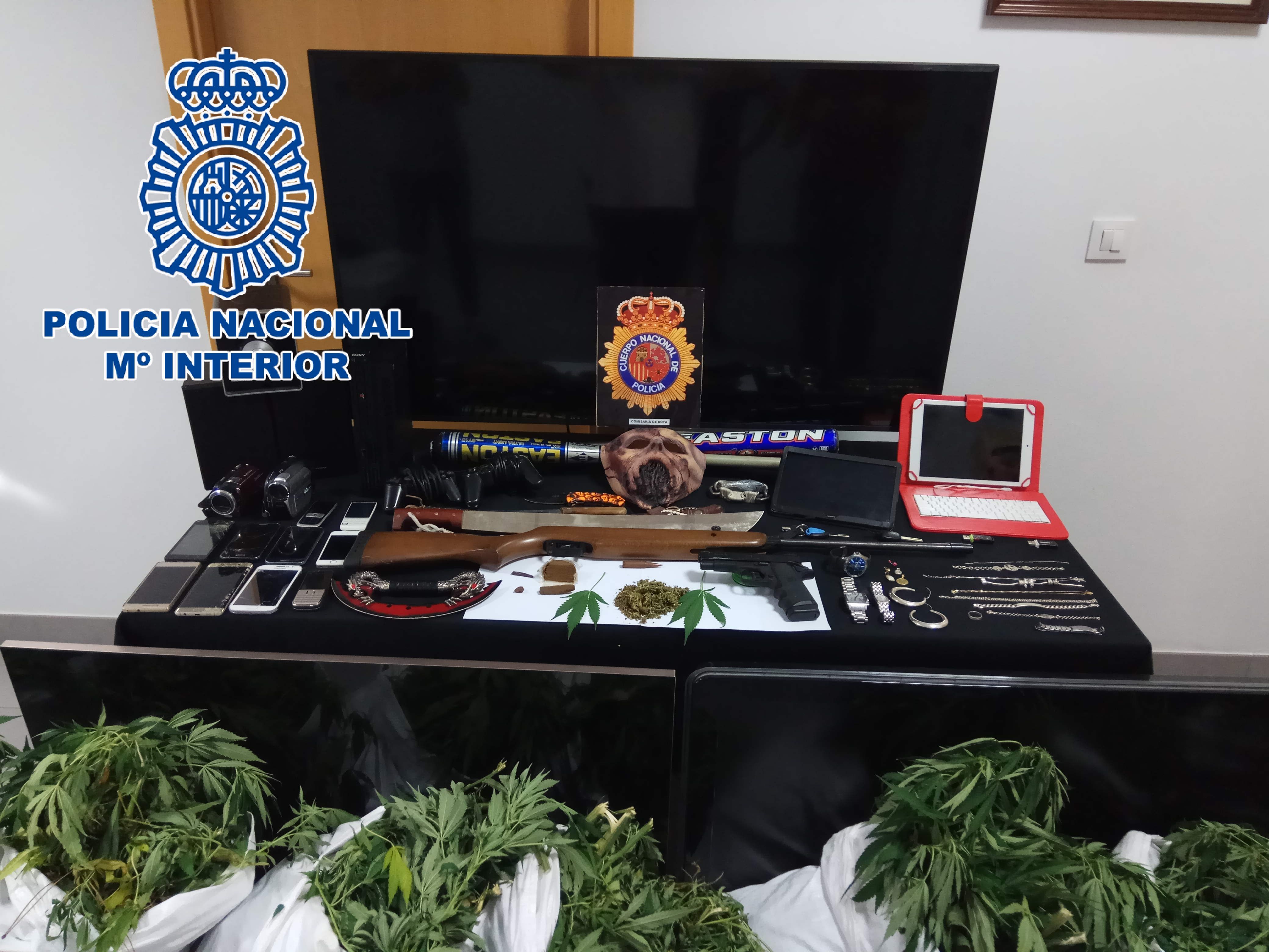 Marihuana incautada en una casa rural de Rota por la Policía Nacional