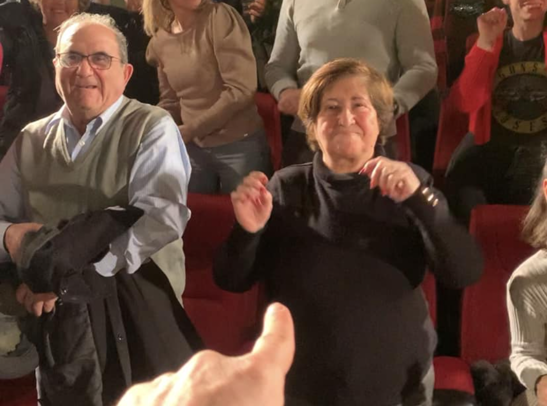 Teresa, disfrutando durante el show de Álex O'Dogherty.