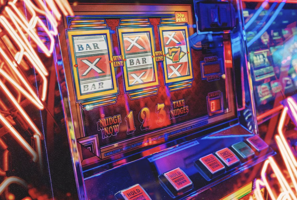 ¿Cómo logran los casinos captar y mantener a sus clientes?. Máquina tragaperras, en una imagen de Krzysztof Hepner en 'unsplash.com'.