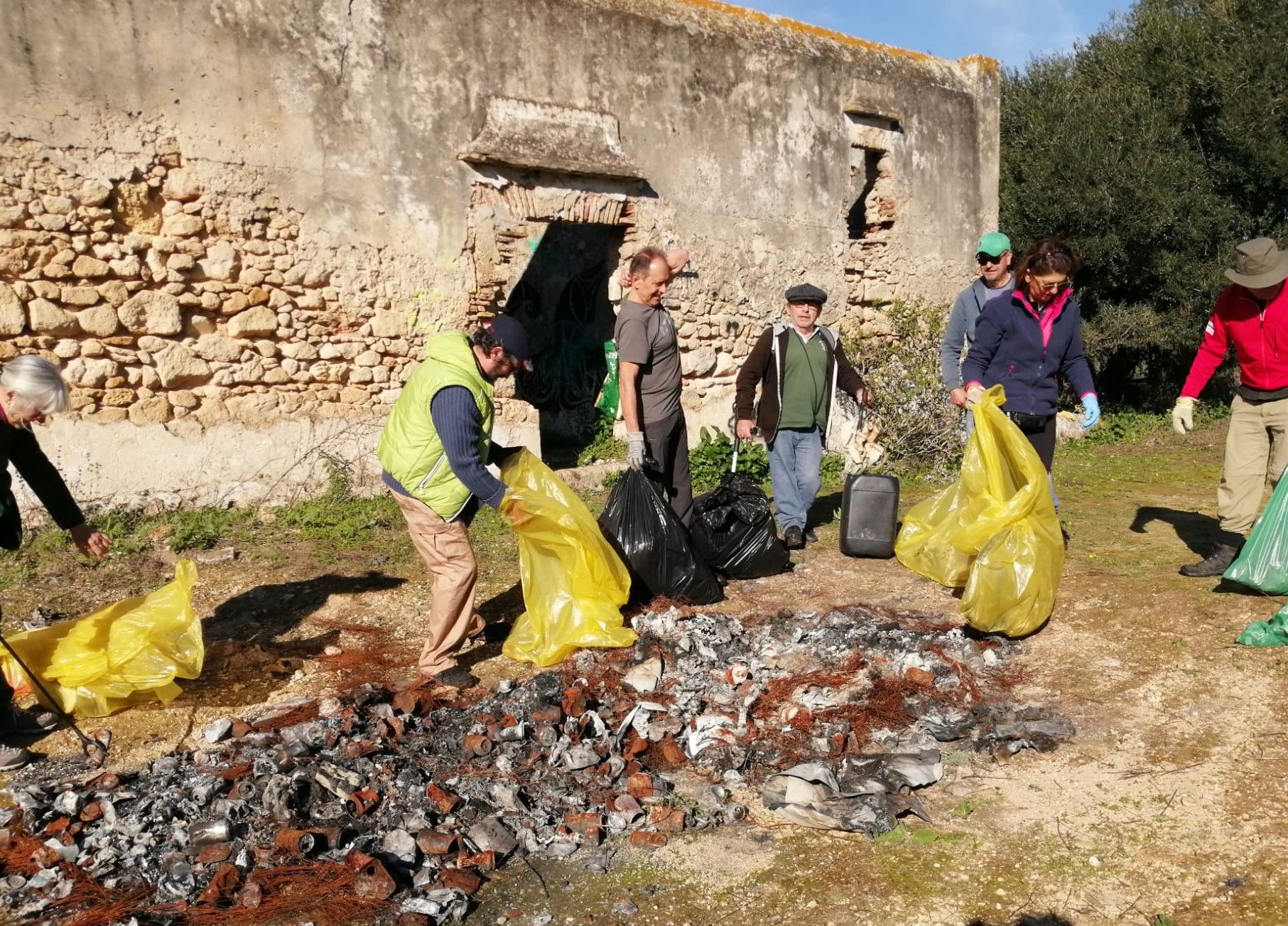 Varios voluntarios recoge la basura en Rancho Linares.