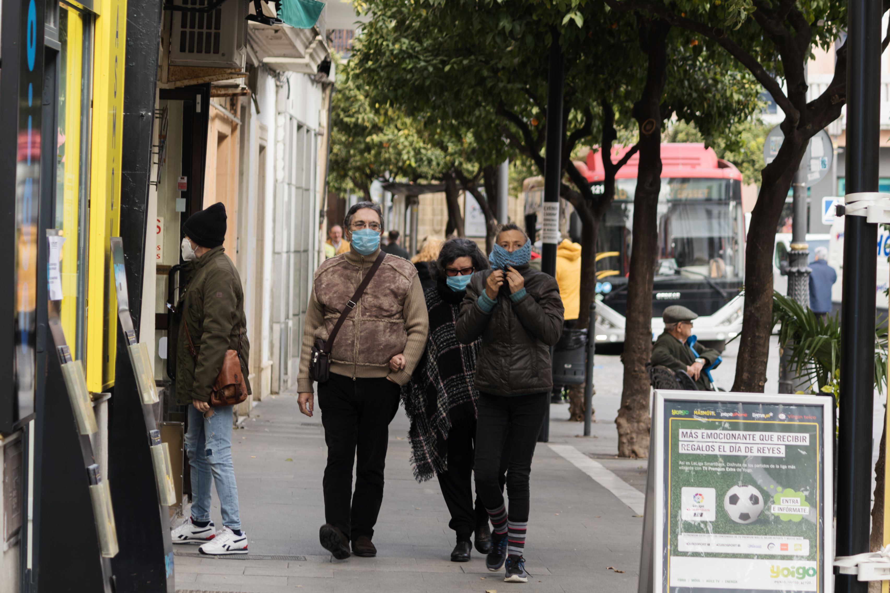 Ciudades, países... Gente paseando con mascarillas por el centro de Jerez durante el período obligatorio durante la pandemia de covid.