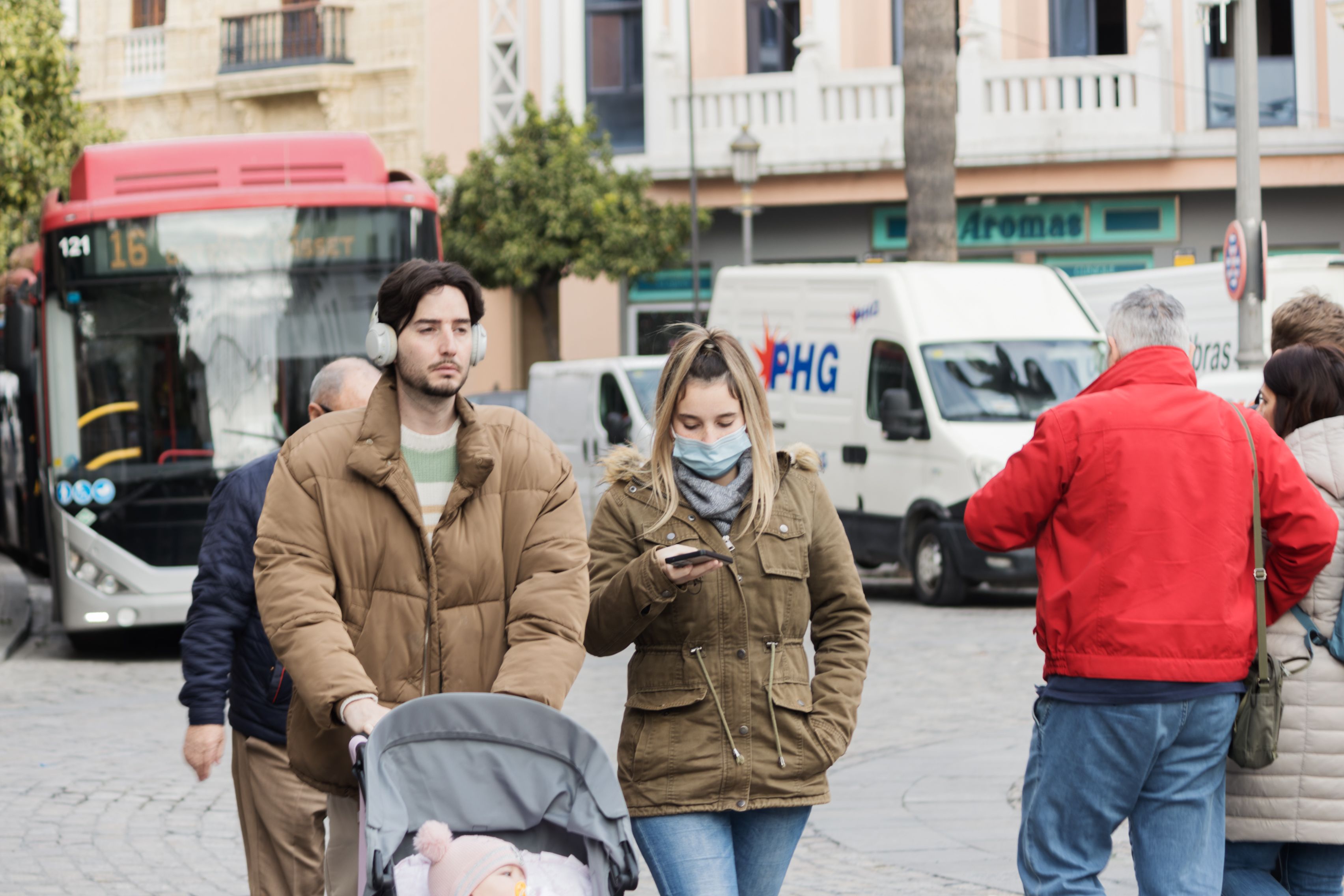 Personas resguardándose del mal tiempo.