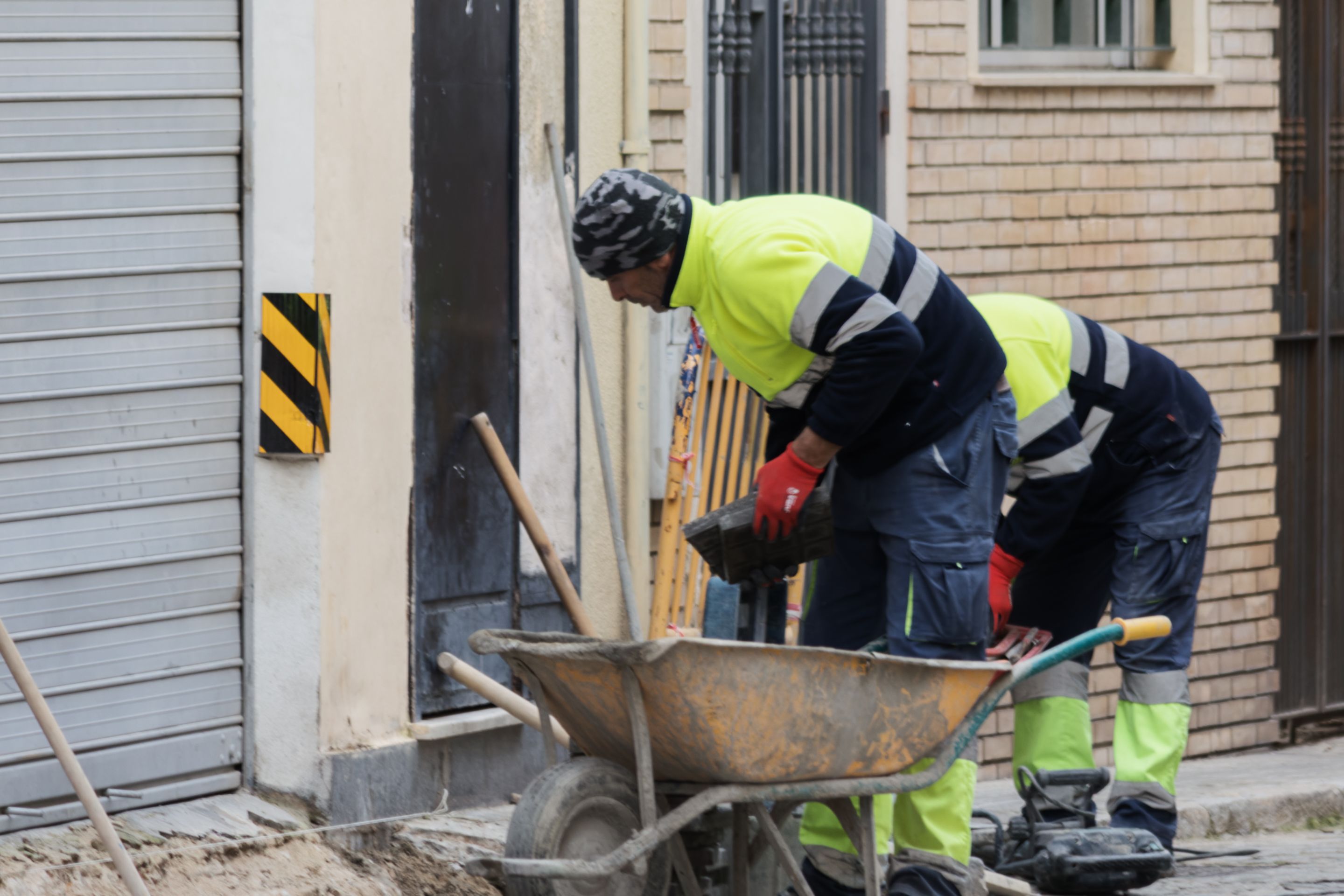 Operarios de obras en una imagen de archivo. 