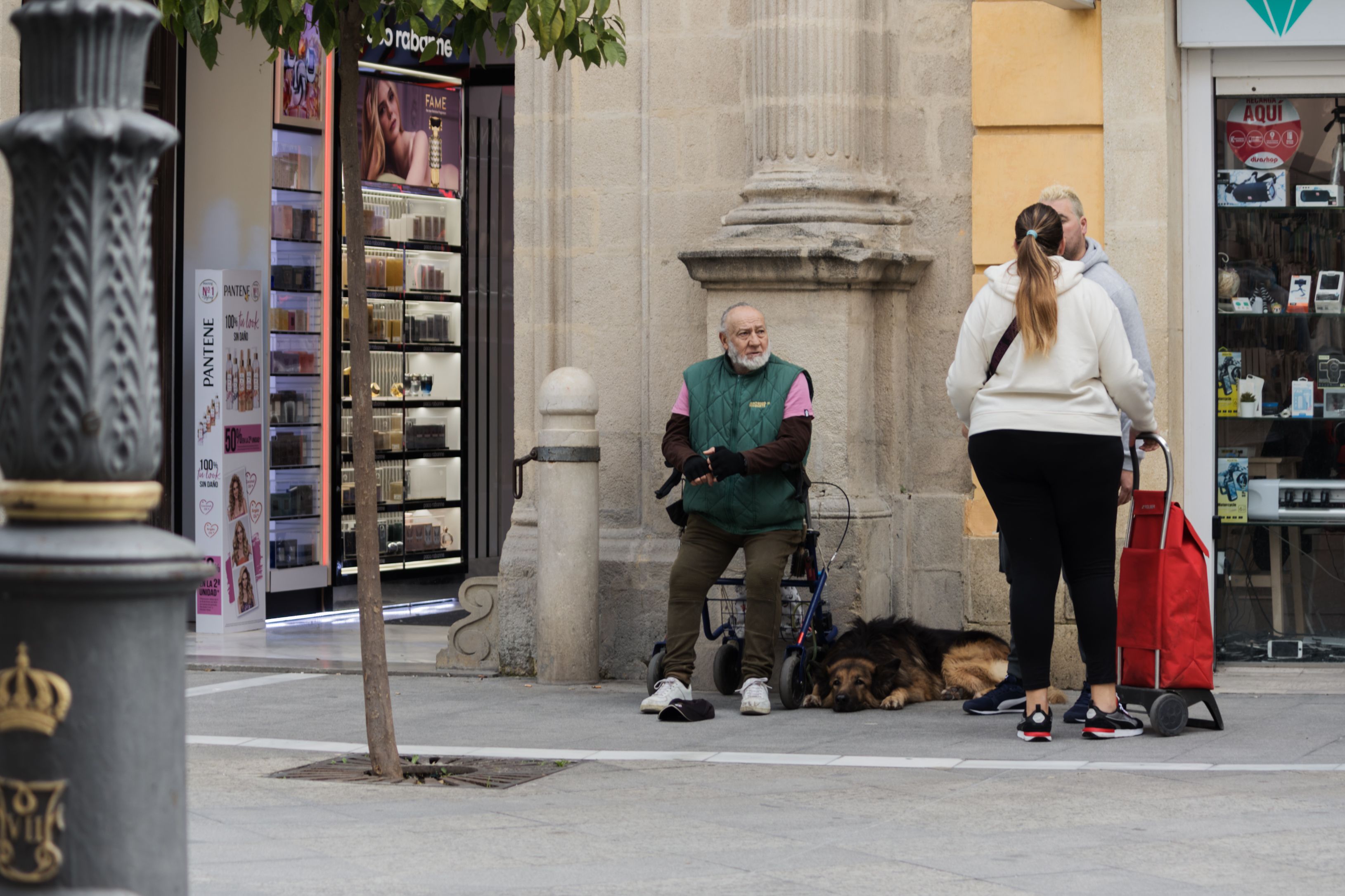 Un hombre pide ayuda en una calle de Jerez. Andalucía sigue a la cabeza de los rankings de pobreza. La partida para la Renta Mínima de Inserción Social se reduce en 40 millones.