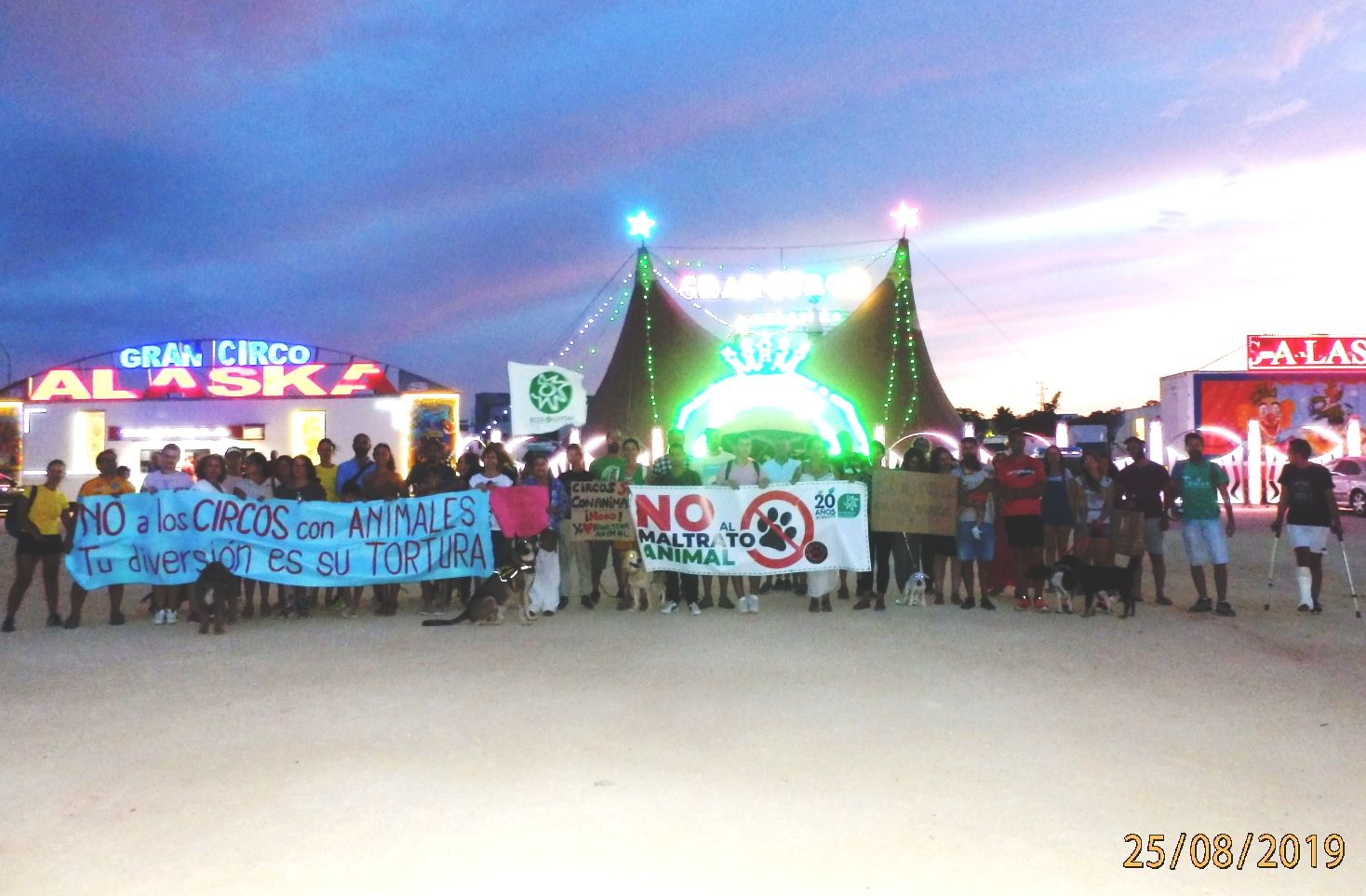 Concentración contra el circo con animales en Chiclana. FOTO: Toniza Ecologistas en Acción 