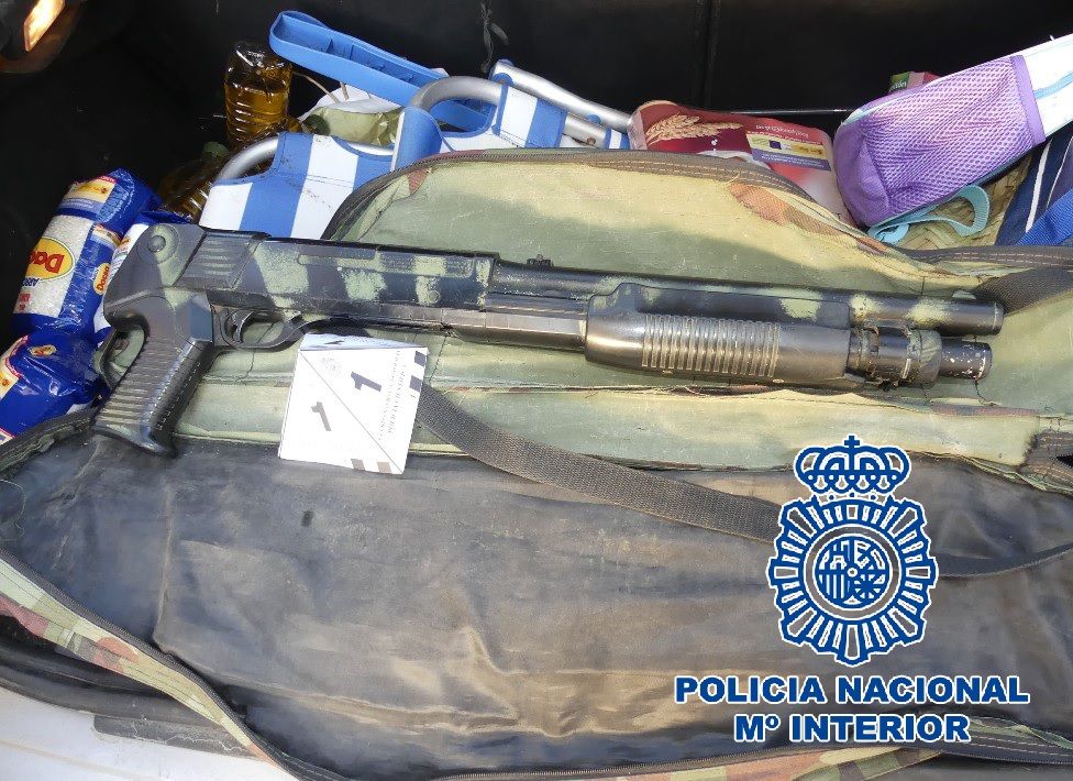 Un joven atraca un comercio del centro de Cádiz con un subfusil de aire comprimido.