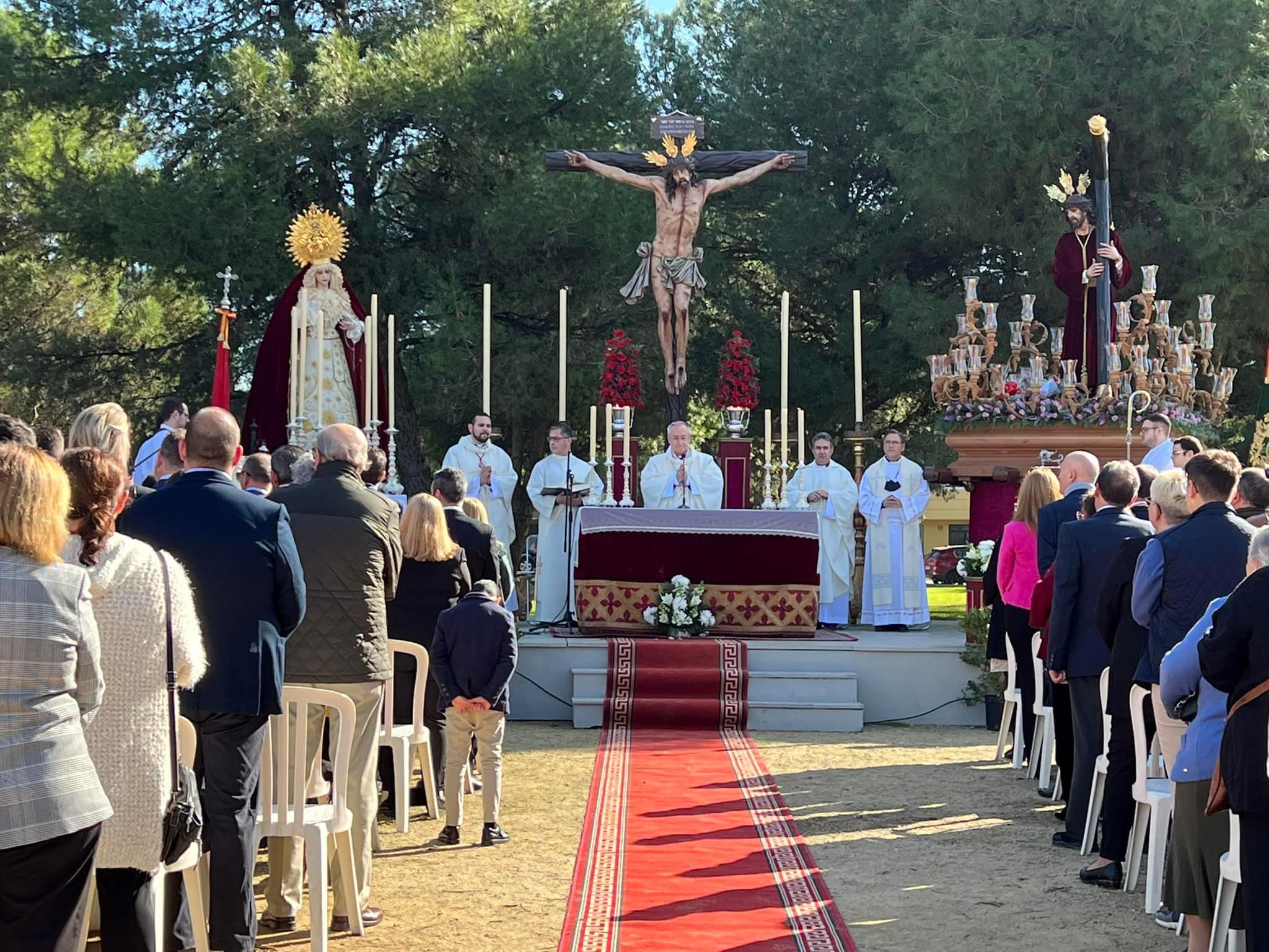 Hermandades en la zona Sur: La Sed y La Salud, una década en la oficialidad cofrade. Imagen de la celebración durante la misa oficiada por el obispo.
