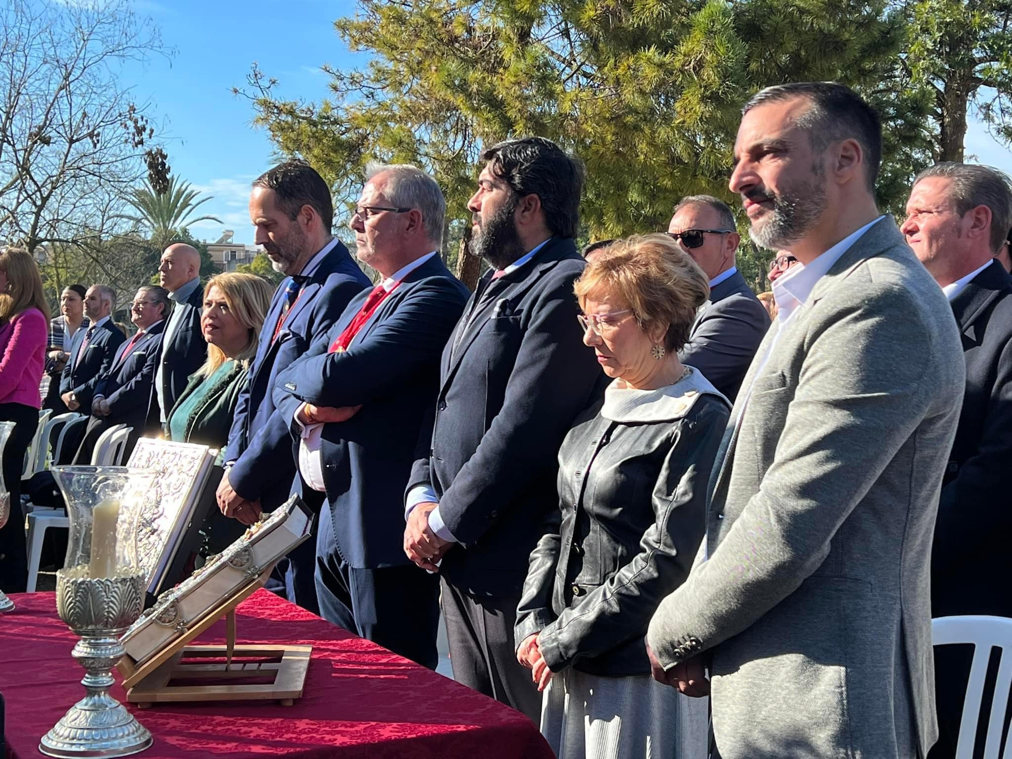 Los hermanos mayores de ambas cofradías, Jesus Huerta y Daniel Muñoz, durante la celebración junto a la alcaldesa y  delegados. 