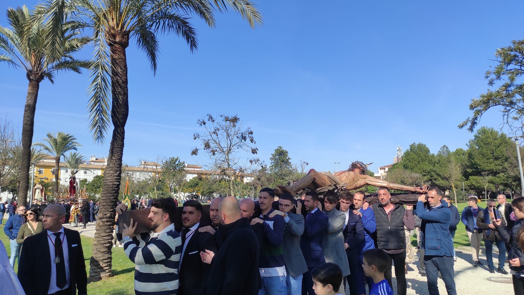 Traslado del Cristo de la Sed al lugar de la celebración en Puerta del Sur.