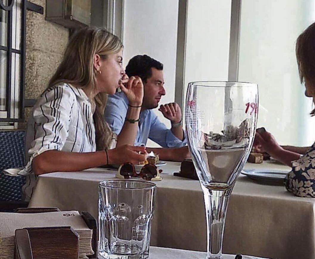 Juanma Moreno comiendo en sus vacaciones en Galicia, en una imagen de El Faro de Vigo que circula por todas las redes sociales.