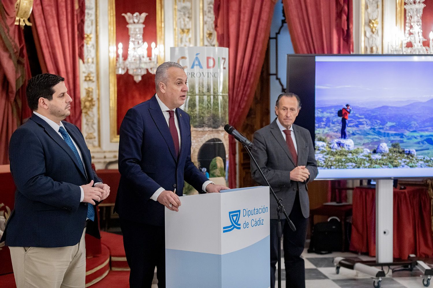 Un momento de la intervención de Ruiz Boix, en presencia de Román (izda. de la imagen) y Vázquez, en rueda de prensa en Diputación de Cádiz, previa a Fitur 2023.